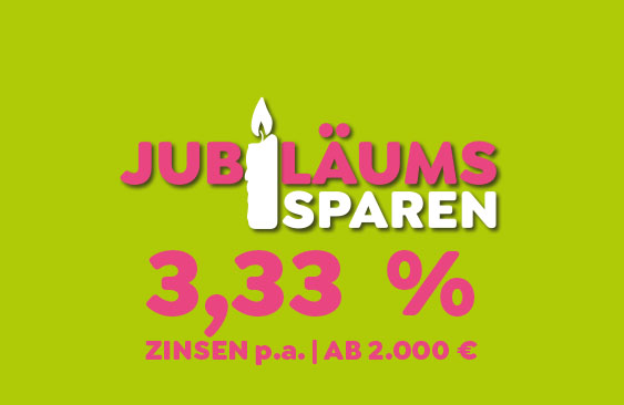 hellgrüner Hintergrund mit der Aufschrift Jubiläumssparen 3,33 Prozent Zinsen ab 2.000 Euro - das I bei Jubiläumssparen ist durch eine Kerze ersetzt