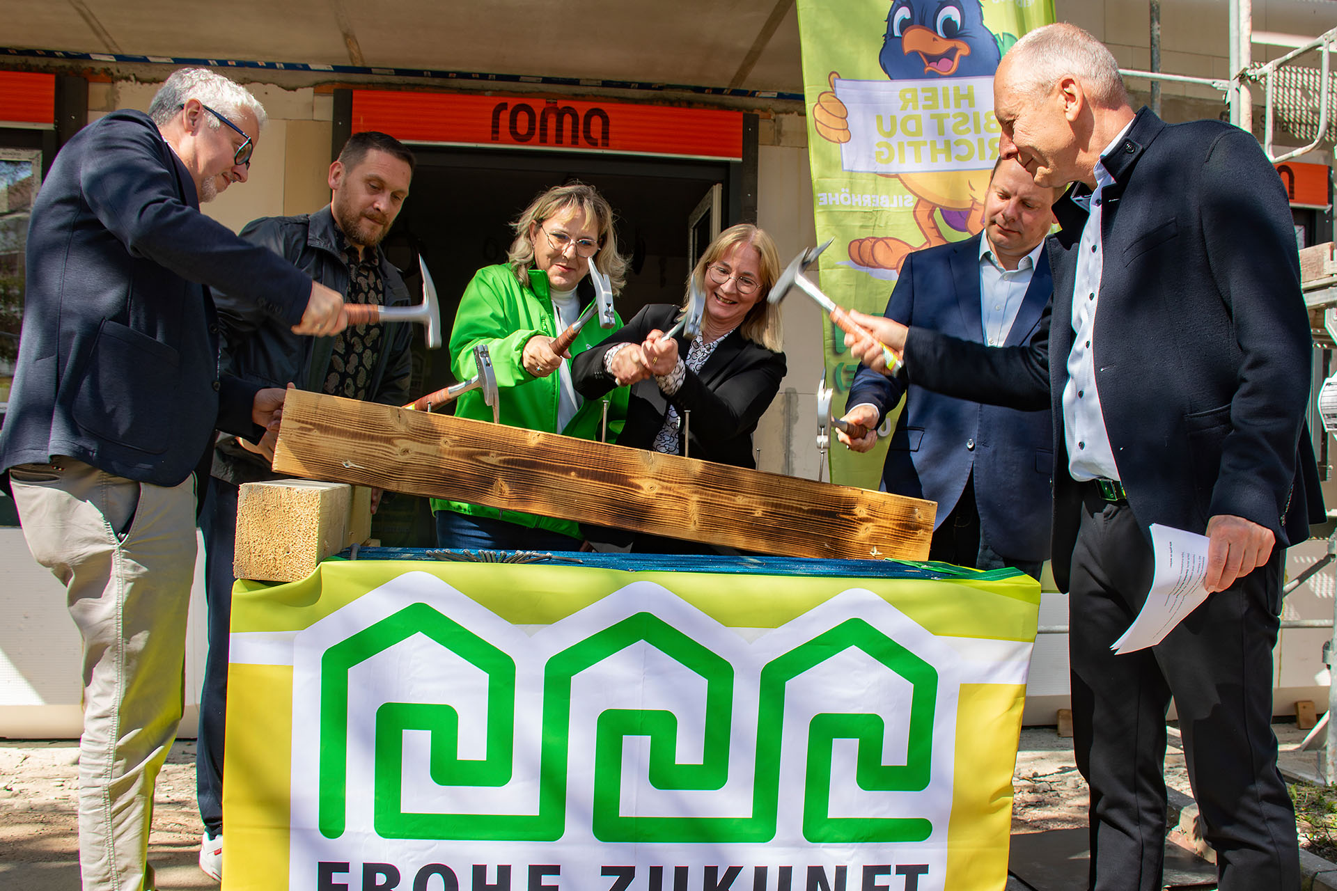 Richtfest Landrain 125 Nägel einschlagen