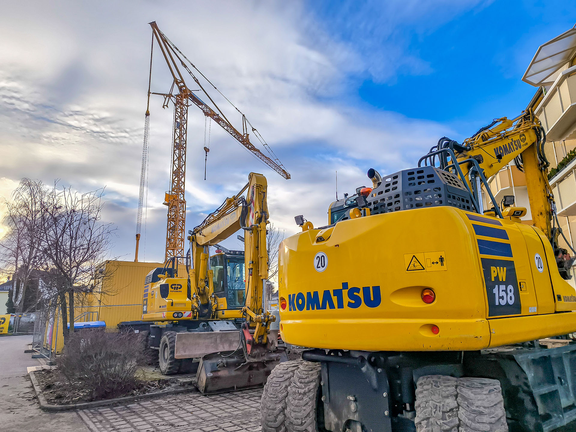 Baustelle mit Bagger und Kran